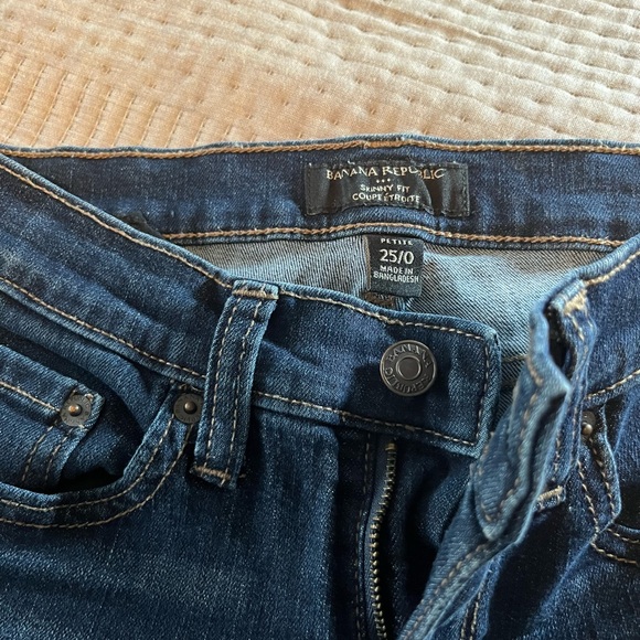 Banana Republic Petite skinny fit jeans in dark wash. Size 25/0 - Picture 4 of 6